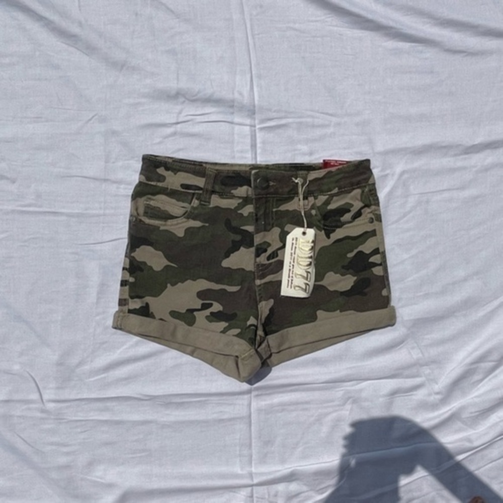 New Highrise Camo Print Shorts Size 3 - Picture 9 of 10